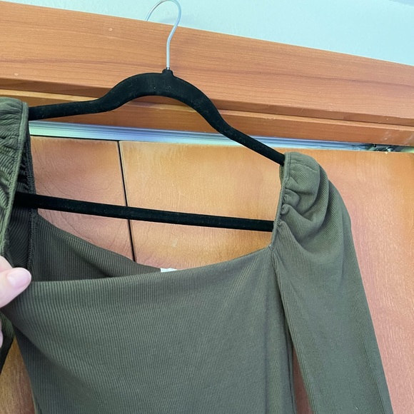 Olive green square neck puffed sleeve one piece from Wilfred by Aritzia, size s - Picture 2 of 2